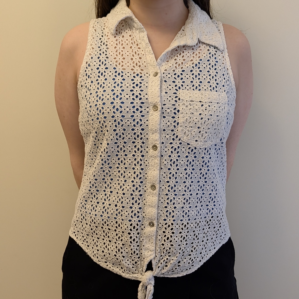 Guess White Sleeveless Eyelet Button-Front Tie-Hem Shirt - Picture 1 of 10